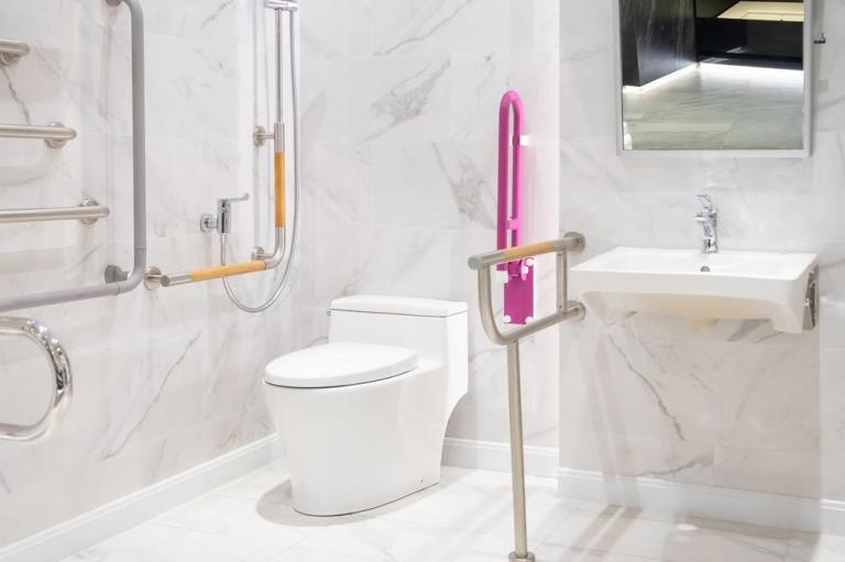 Salle de bains PMR à Épinal : quels aménagements privilégier ?